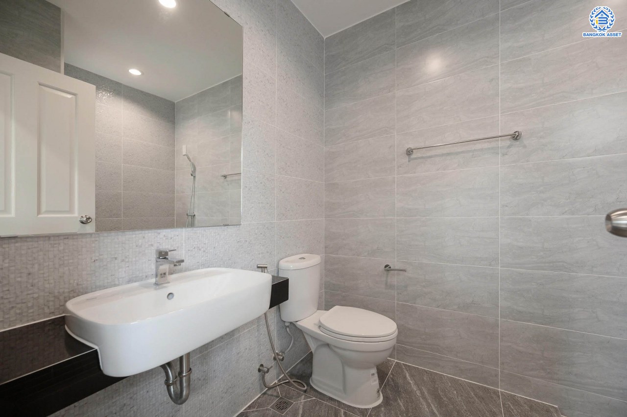 บ้านมือสองตกแต่งใหม่ โครงการ ปริญญดา ปิ่นเกล้า-พุทธมณฑลสาย 2 หลังมุม เนื้อที่ 104.5 ตร.ว.พื้นที่ใช้สอย 197.8 ตร.ม. ฟังก์ชัน 3 ห้องนอน 5 ห้องน้ำ 1 ห้องแม่บ้าน จอดรถได้ 2 คัน บนทำเลเดินทางสะดวก เชื่อมต่อ ถ.พุทธมณฑลสาย 2 ใกล้ทางคู่ขนานลอยฟ้าบรมราชชนนี, เซ็นทรัลปิ่นเกล้า และ ม.มหิดล